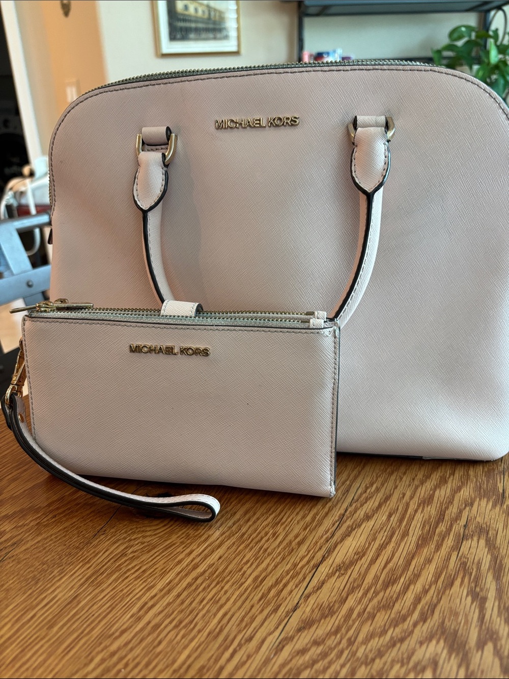 Dome MICHAEL KORS SATCHEL AND WRISLET